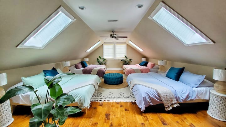 مساحة إضافية بمستوى عالٍ مع 4 أسرّة بمقاس كبير ومرتبطة بحمام كامل مع دش استحمام وحوض استحمام جاكوزي. زينة خاصة مع المرايا والكراسي والإضاءة الخاصة. 