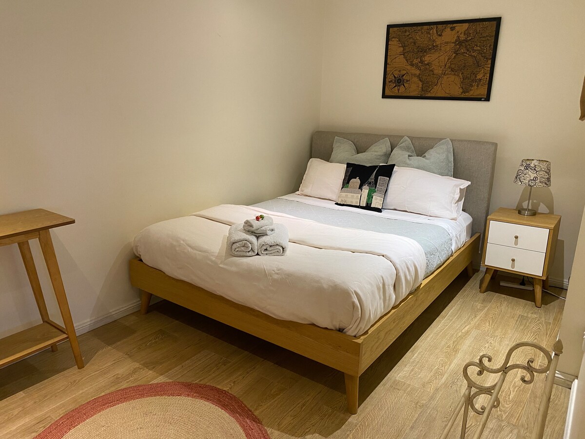 B7 Een iets kleinere queensize slaapkamer. Het uitklapbare of eenpersoonsbed van een kind kan ook comfortabel in deze kamer passen. 