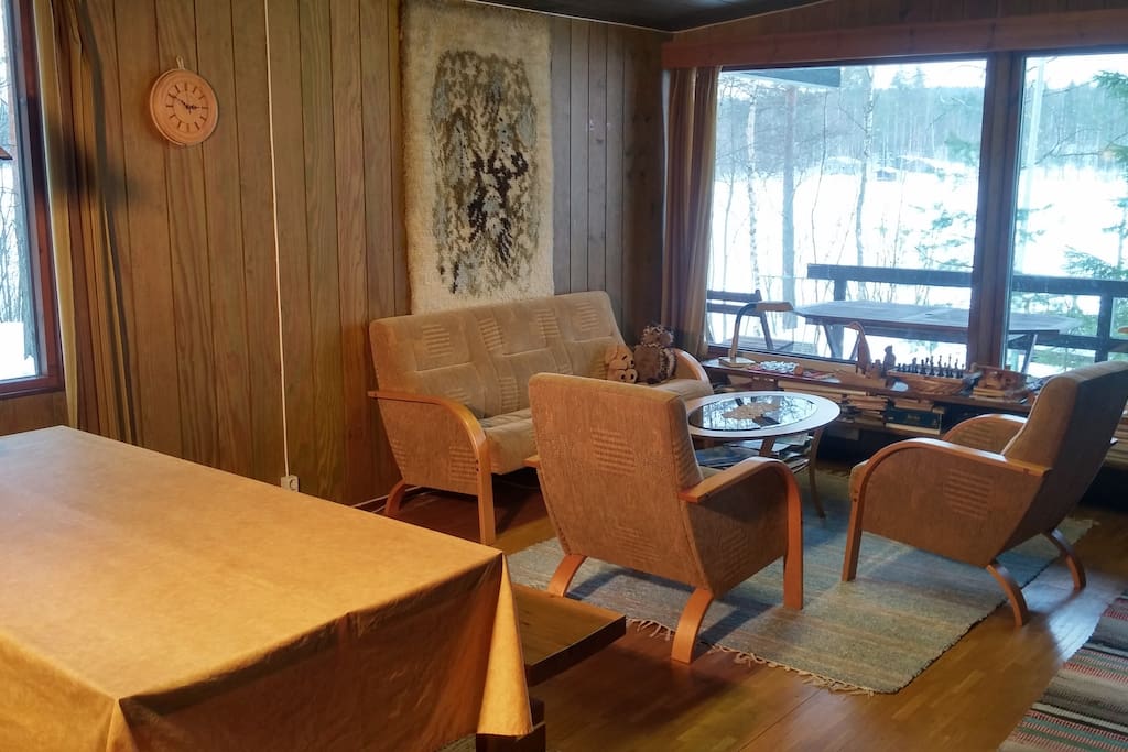 Living room with dinner table and view to the lake