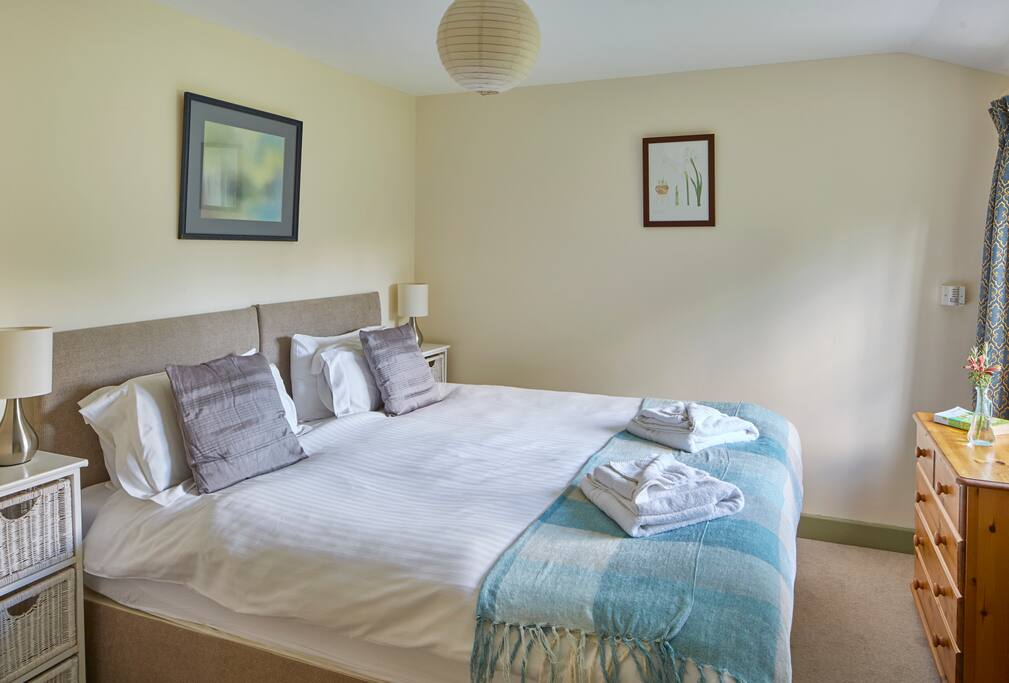 Super king bed which can be split into 2 large singles