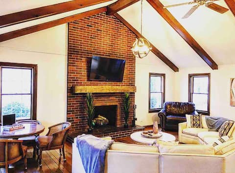 4 BDRM Lake Lodge Sleeps 12 In the Heart of GOTL