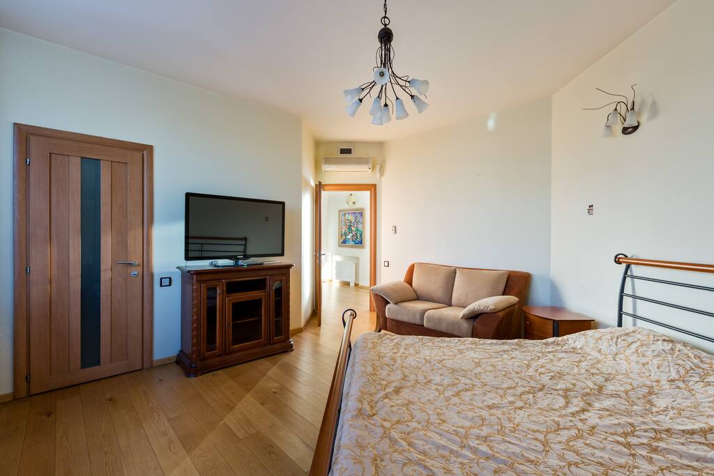 Bedroom on the 3rd floor; "king-size" bed.