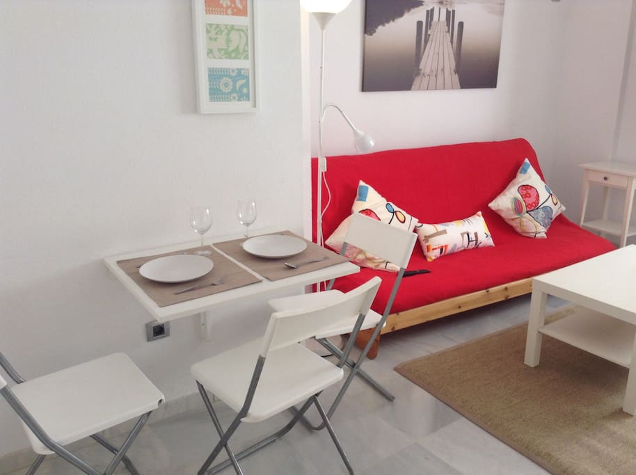 Mesa de comedor para dos comensales.
