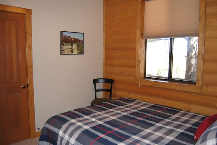 Bedroom 3, queen bed, sleeps 2