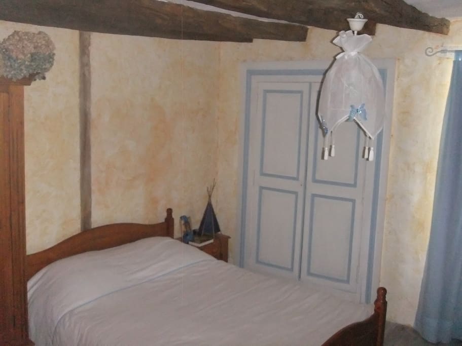 Chambre avec un grand lit et un lit Bébé.