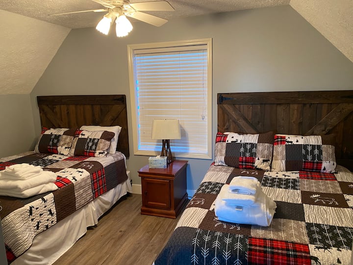 2 camas queen nuevas en el dormitorio del segundo piso. 