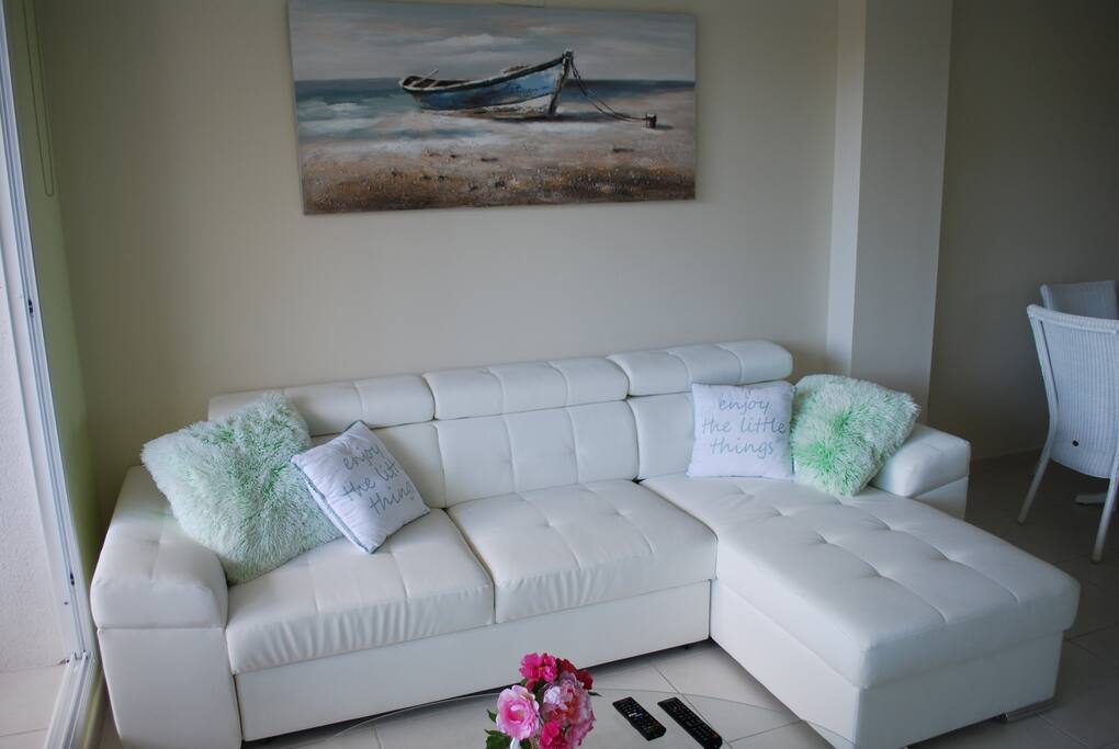 Deze sofa wordt snel omgetoverd tot een extra bed voor maximaal 2 kinderen.
