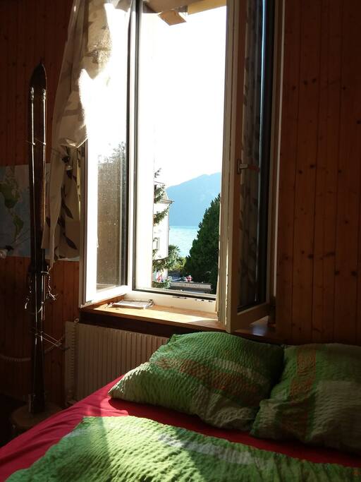Aussicht auf den Vierwaldstättersee vom Bett aus.