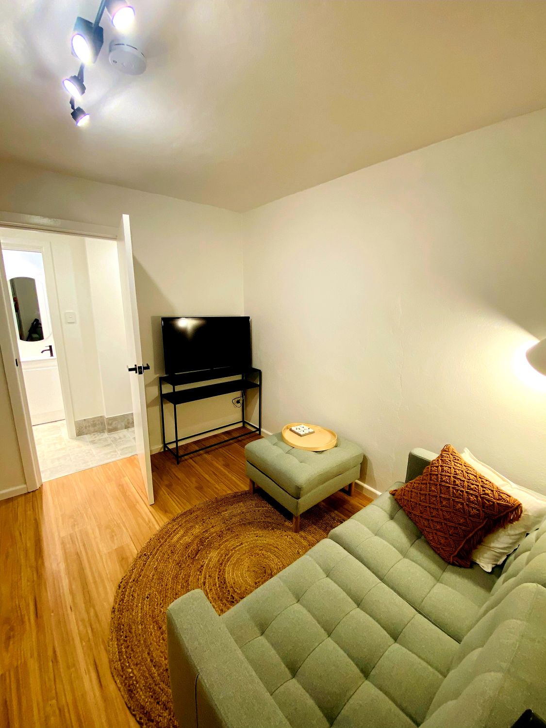Popular Airbnb listing: Beautifully renovated flat with lots of amenities in Woden Valley
