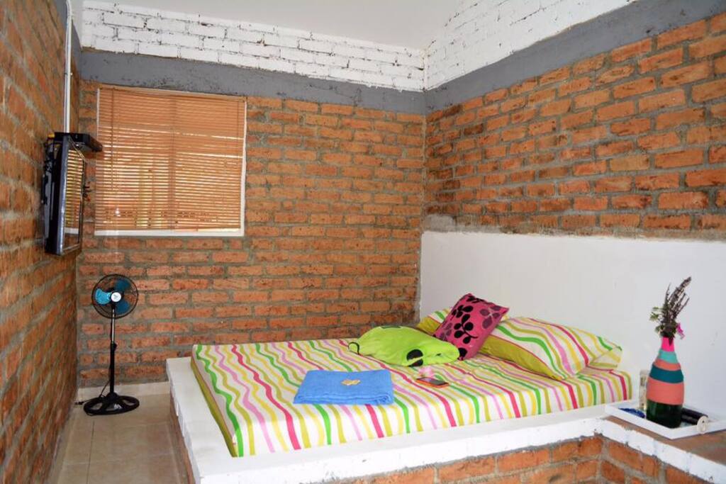 Cabañas privadas para pareja con baño, tv, cama doble.