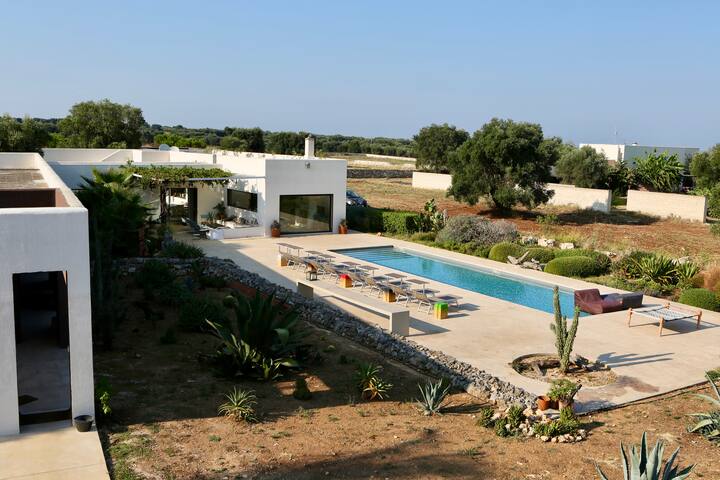 Exceptional mix of architecture, nature and luxury gallery image 3