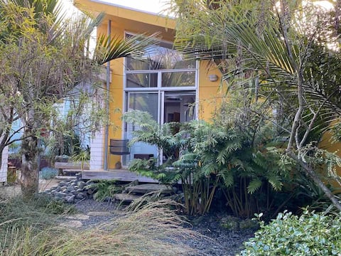 Private 2 bedroom wing in sunny city fringe home