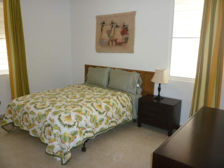 ห้องนอนใหญ่พร้อมเตียงคิงไซส์