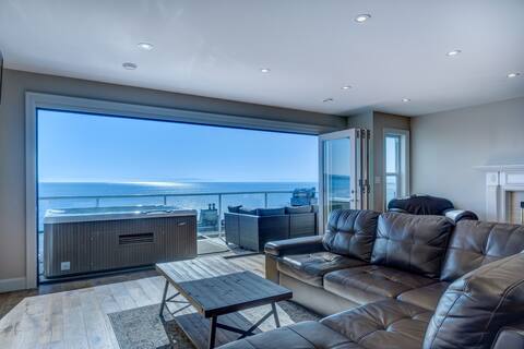 Steps from East beach White Rock with hot tub!!!