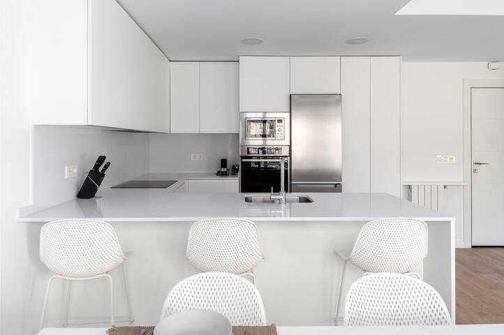 Bright apartment with A/C, parking optional gallery image 4