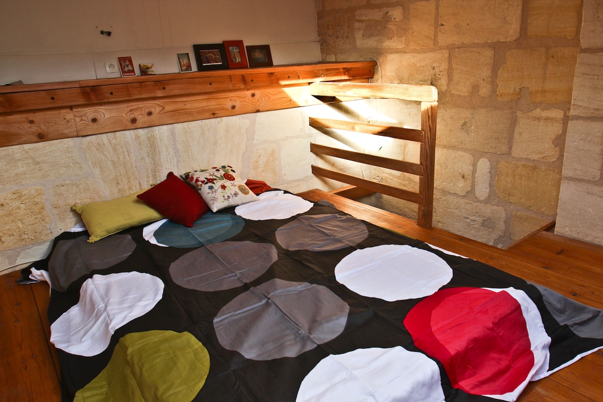 Mojawapo ya vitanda viwili vya watu wawili kwenye mezzanine