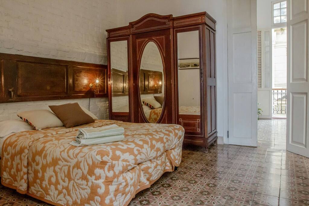1ra habitación de la casa, amplia y delicadamente decorada.