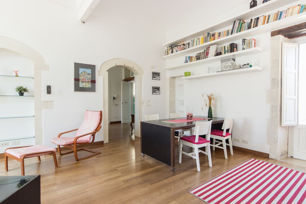 soggiorno cucina con 3 balconi su via roma e vista mare