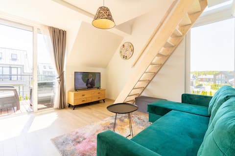 RAINBOW Apt w/Balcony By Cohost