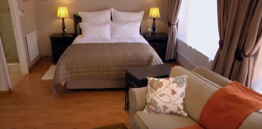 Veľká manželská posteľ s kvalitnou posteľnou bielizňou. Elektrické prikrývky v zime a stropný ventilátor na leto.