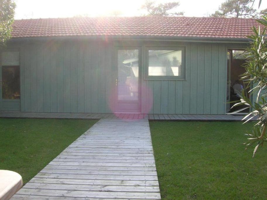 Cabanon avec deux chambres (de deux lits simples) et une salle de bain