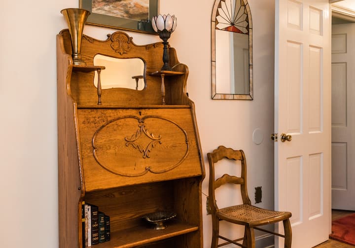 Este escritorio vino de la familia de mi cuñada, el "Doyles".  Me encanta la pieza y estoy encantada de que nos la haya prestado para la casa.