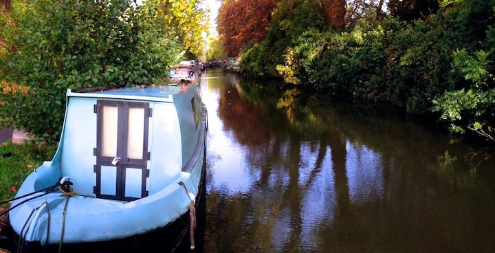 Charming Narrowboat On Pretty Canal Boats For Rent In Oxford Oxfordshire United Kingdom