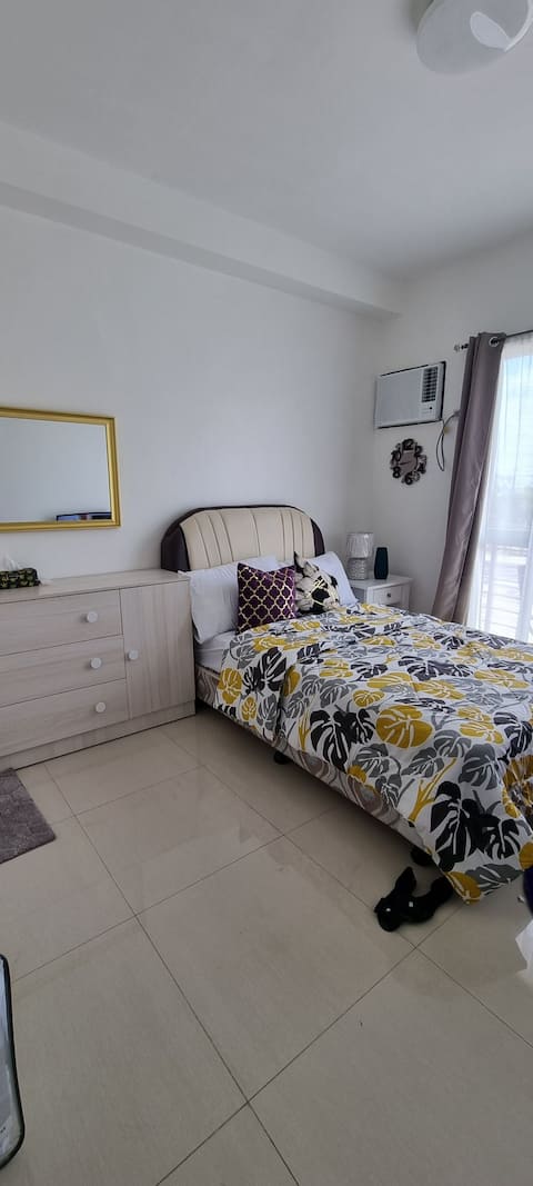 Fully furnished studio unit condo w/spacious park