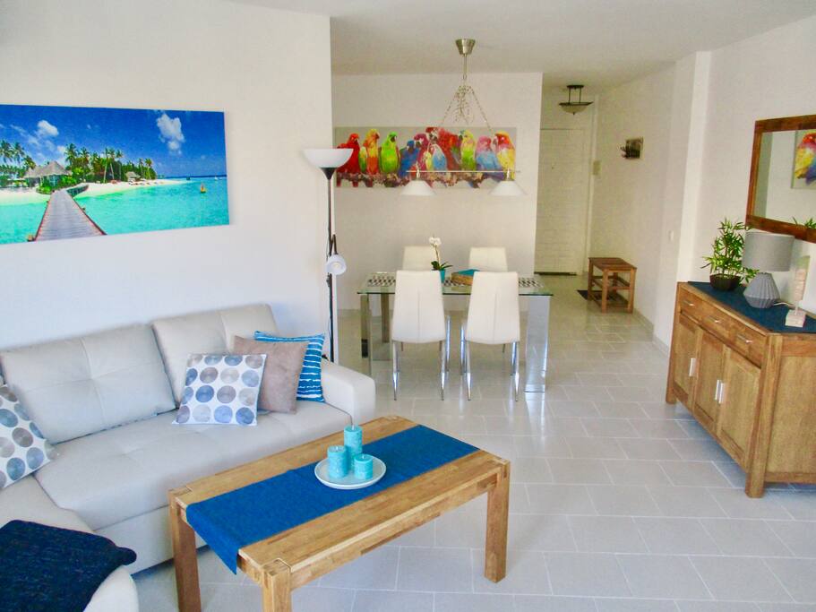 Livingroom with sofa and dining