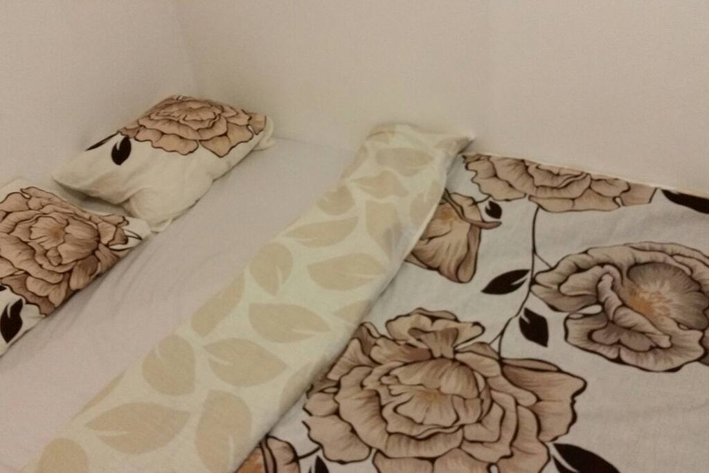 un grand lit avec une bonne qualité de matelas.