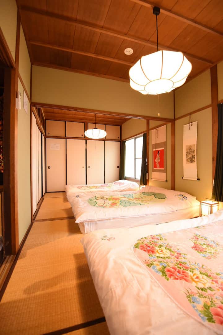 140cm のダブルベッドが3つ

140 cm × 3 double size beds  and optional single futon.

