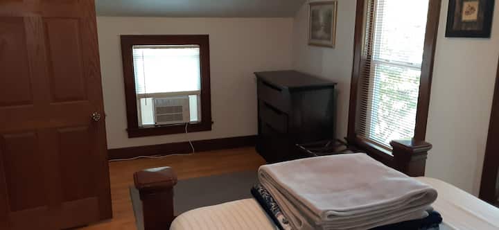 Მდინარის ხედი საძინებელში, AC მოსაპირკეთებელი საწოლი.