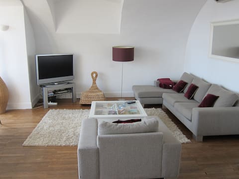 Successful Airbnb property: Old Town, Stunning Beach Apt, Sea View in Nice