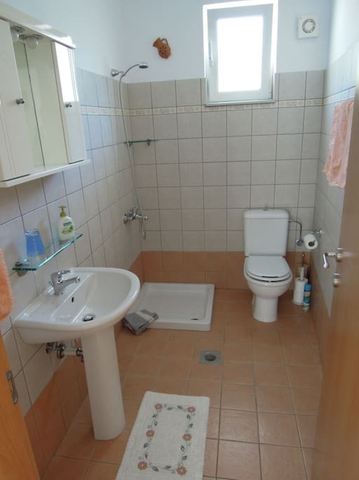 Modern bathroom.