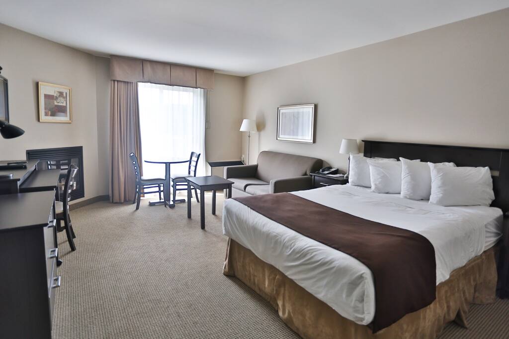 Room with 1 Queen Bed