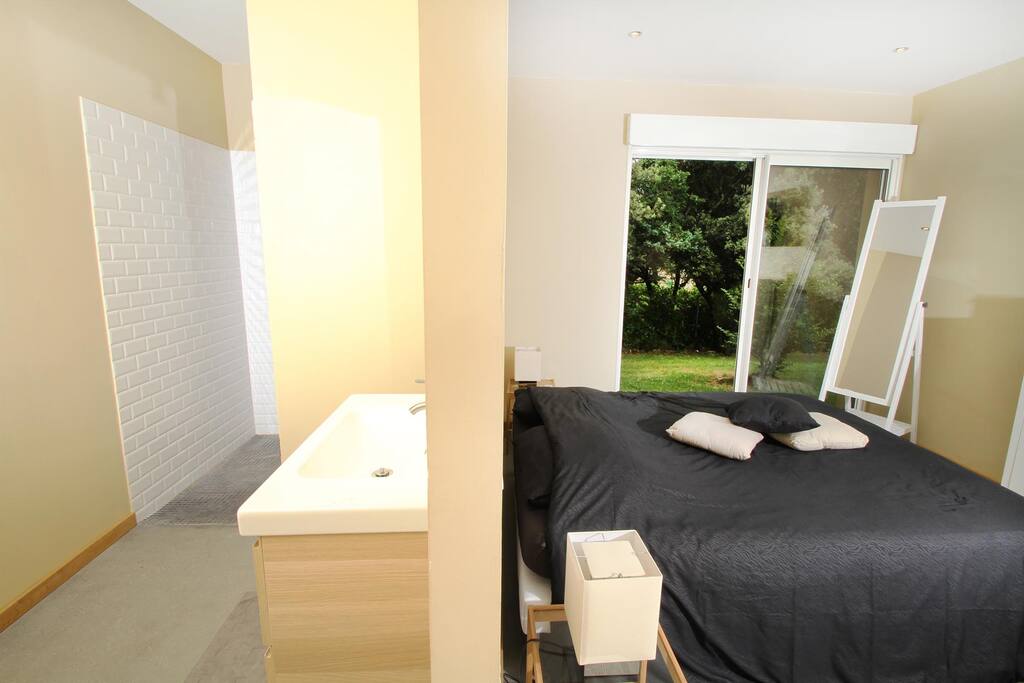 chambre avec sa salle d'eau