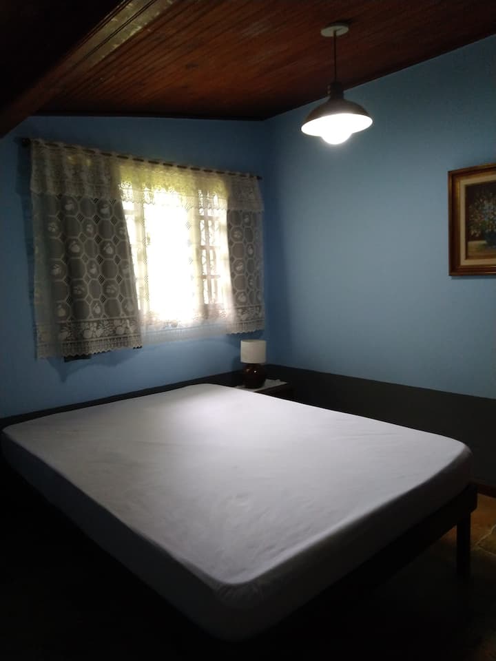 1 krevat dopio. Ndërprerje e energjisë elektrike në dritare. Dollap i integruar. Ventilator portativ.