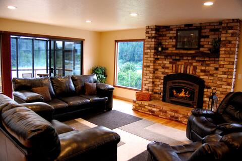 New Redwood National Park Riverfront Retreat