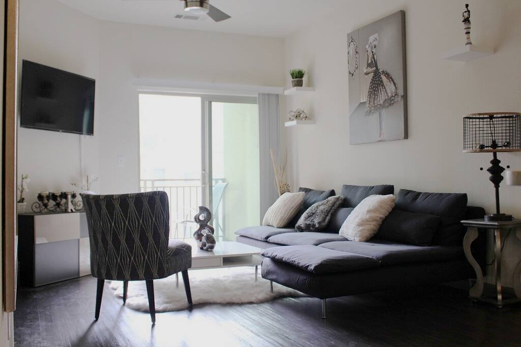 Living room with smart tv and cable