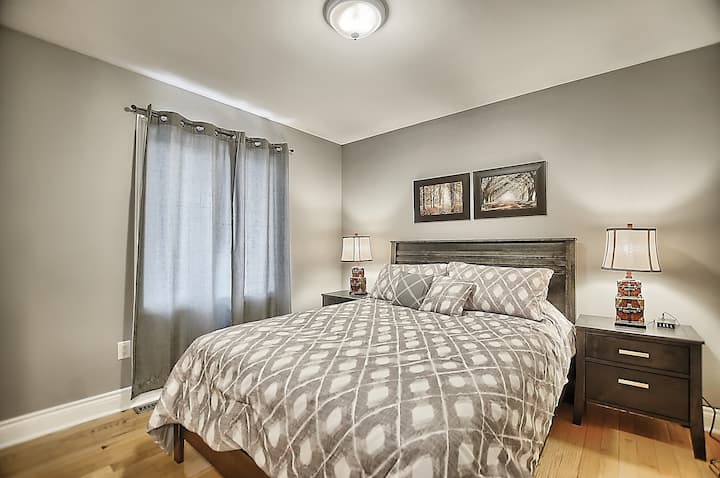 Chumba cha 3 cha kulala na dirisha kubwa na kabati la nguo mbili