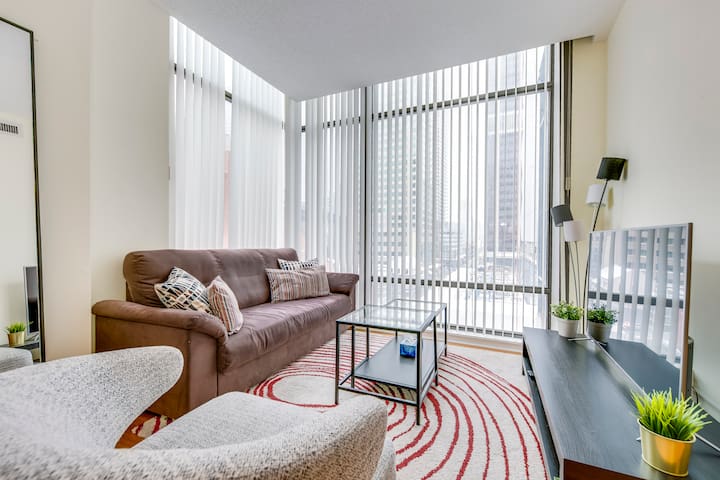 Yorkville Stylish 2BR • Executive Living • Parking