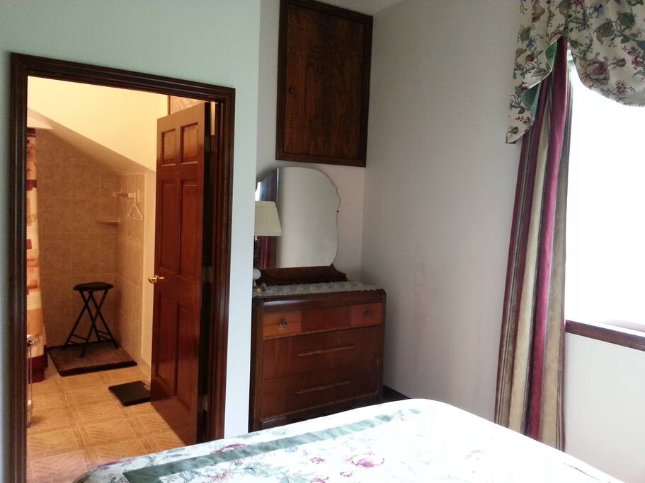 entry to bathroom from bedroom