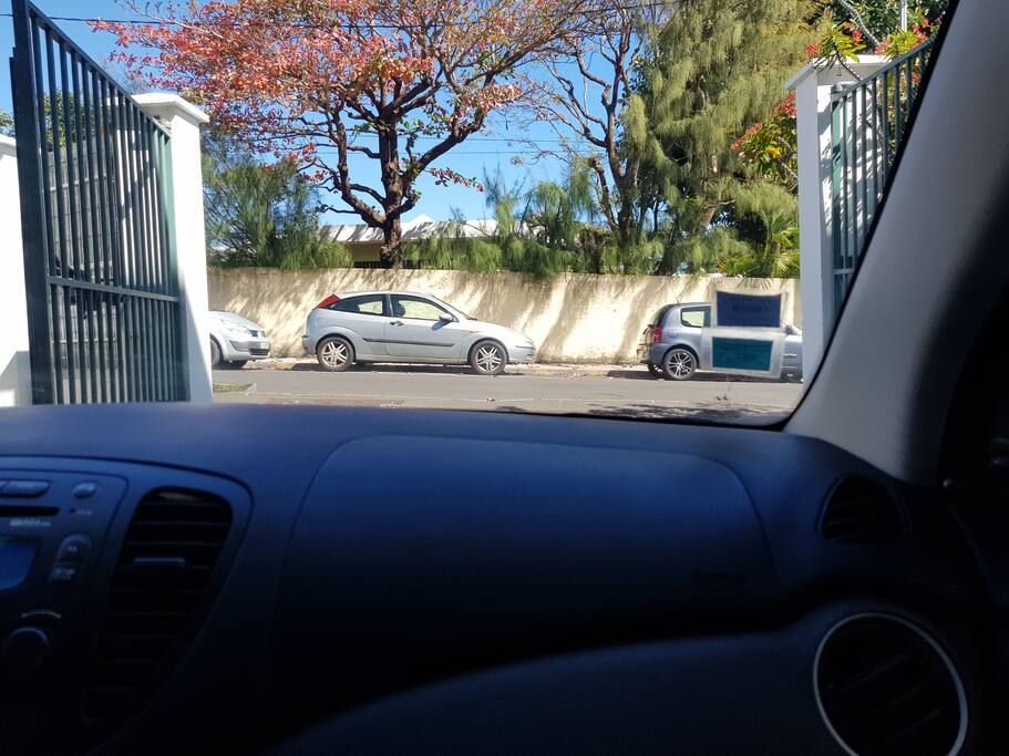 Entrée de la résidence avec portail électrique
