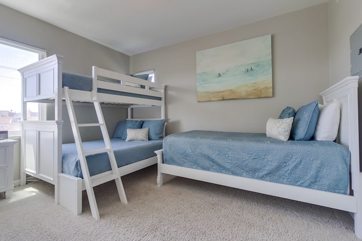 ห้องนอนพร้อมเตียงสองชั้นและเตียงขนาดใหญ่ เด็กๆจะชอบมัน!