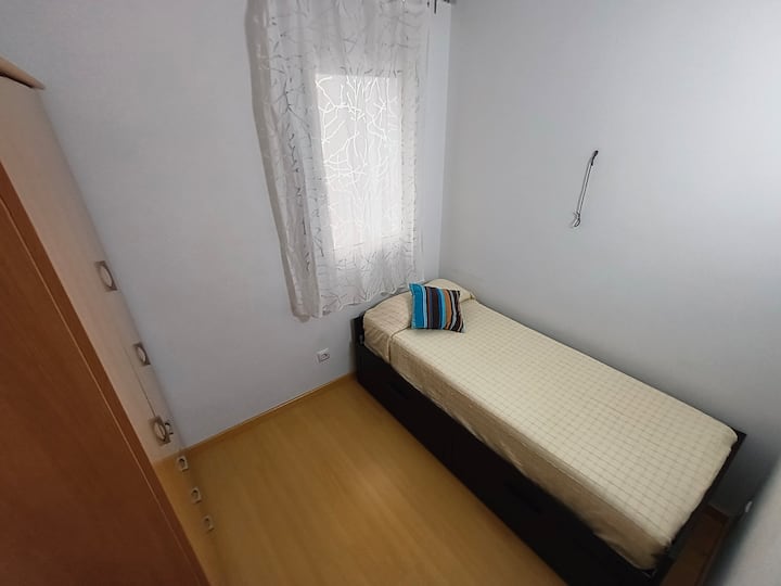 Soba s krevetom za jednu osobu koji se može pretvoriti u bračni krevet