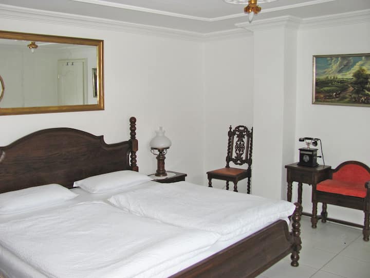 Საძინებელი მდებარეობს 1-ელ E-ში
დღე კოტეჯიდან.