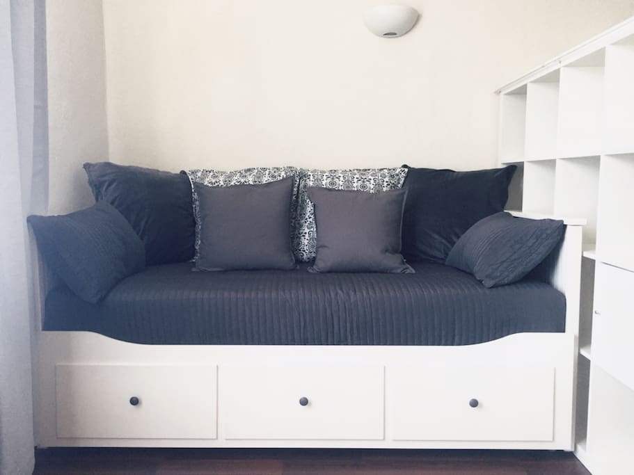 Pull out bed in the living room (becomes king size)