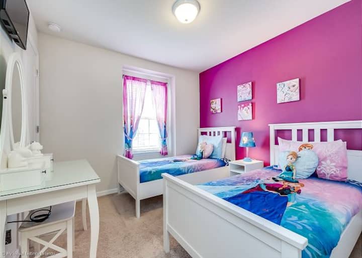 Spálňa na 2. poschodí. 2 jednolôžka. Dievčatá sa to budú páčiť. TV.