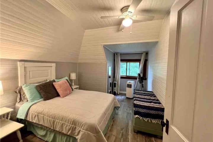 Chambre pleine grandeur. Les chambres ont des unités de climatisation de fenêtre. Il est préférable de garder les portes fermées la nuit pour un refroidissement maximal.