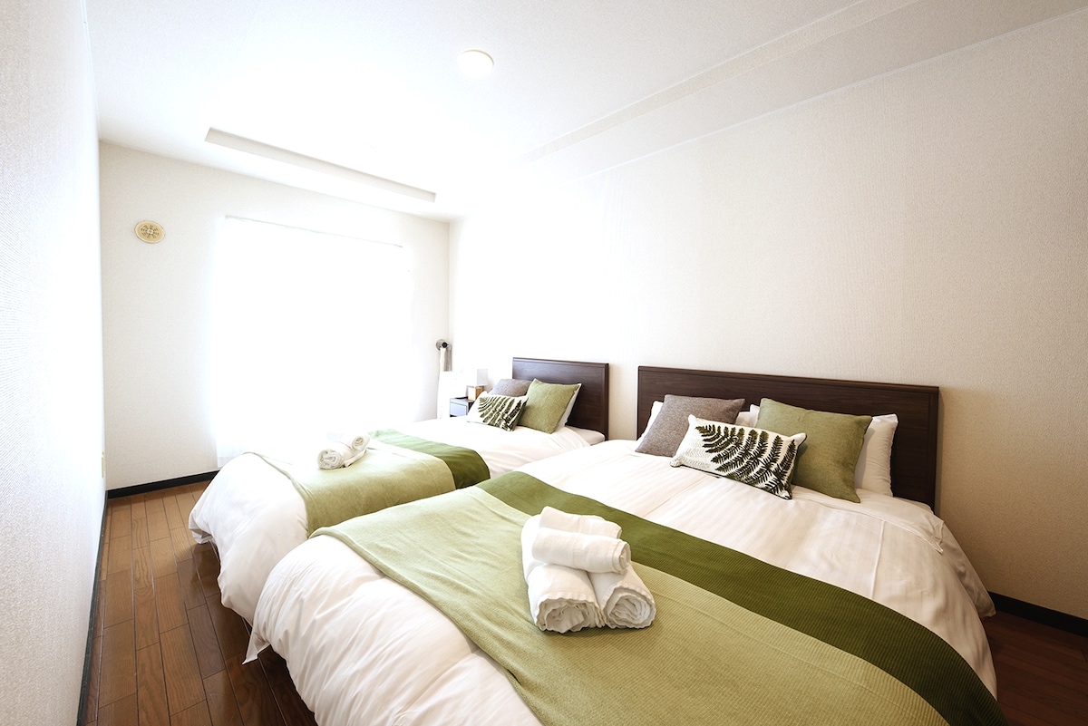 Spálňa má 1 manželskú posteľ a 1 jednolôžko
♪ spálňa s manželskou posteľou a jednolôžkovou posteľou